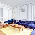 Prestige Parisien Avenue Des Champs-Elysees