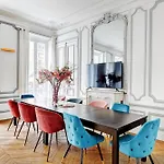 Prestige Parisien Avenue Des Champs-Elysees