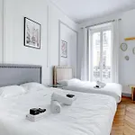 Prestige Parisien Avenue Des Champs-Elysees