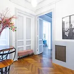 Prestige Parisien Avenue Des Champs-Elysees