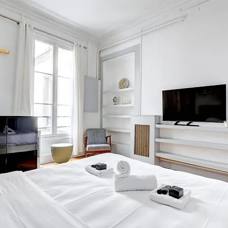 Prestige Parisien Avenue Des Champs-elysees *